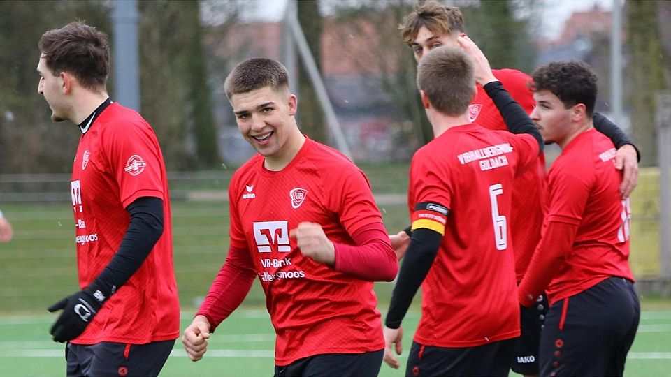 Bereit zum Jubeln: Der VfB II um Noah Tiefenbacher will den letzten Schritt machen.