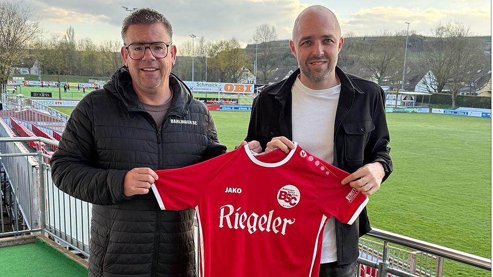 Li. Sebastian Gugel, Vorstand Jugend des Bahlinger SC, re. der alte und neue Trainer der U 23, Tobias Göbel.