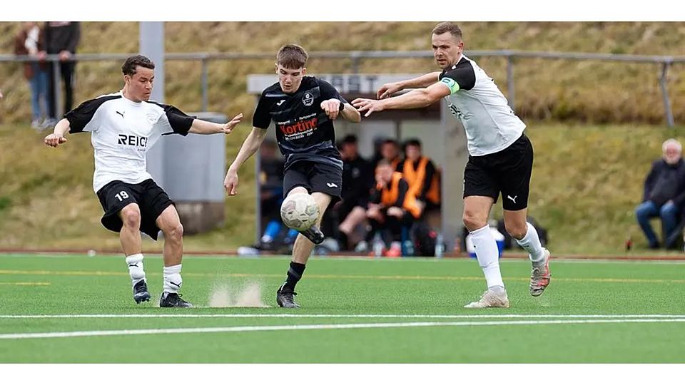 Zwar haben Gianfranco Danielle Stracuzzi (l.) und Benny Sabau (r.) von der SG Eschenburg gegenüber dem Burger Torben Fink das Nachsehen, aber am Ende setzt sich dennoch das Heimteam in der Gruppenliga durch. © Jörg Heinrich