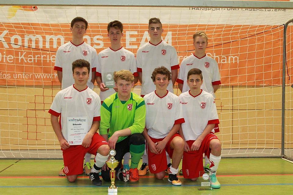 Die U16 des SSV Jahn Regensburg sicherte sich in einem spannenden Finale den begehrten Titel des Gebhardt-CHAMpions-Cup. Foto: Berzl