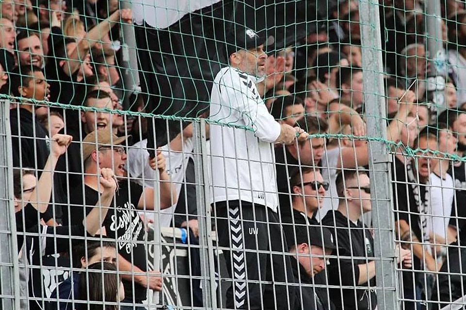 Gab auch höchstselbst den Einpeitscher: Uwe Wolf am 16. April 2016 im Fanblock des SV Wacker beim Spiel gegen den SSV Jahn Regensburg.