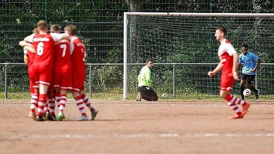 Im Spitzenspiel zwischen der SG DJK Hattersheim und der SpVgg Hochheim lagen Freude bei den Hochheimern und Ernüchterung bei Nikola Jurinec (Tor) nicht weit auseinander. F: Lorenz