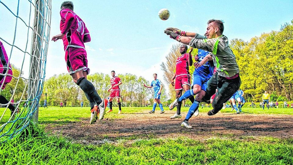Mirco Schopphoven im Tor der Gäste wurde in der ersten Hälfte nur bei diesem Eckball der Schafhausener geprüft. Foto: Karl-Heinz Hamacher
