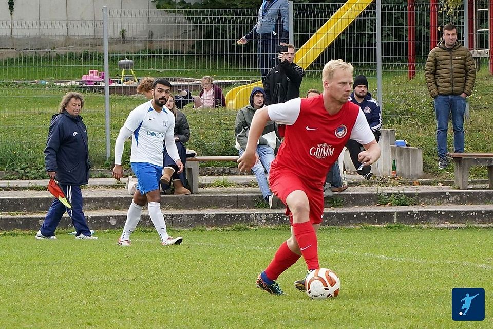 Uwe Hesse (rotes Trikot) im Einsatz für die KSG Georgenhausen.