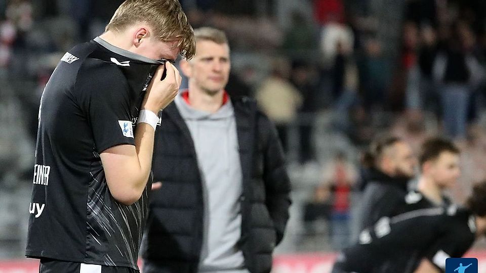 Für Lars Bender (im Hintergrund) und sein Team war am Dienstagabend der Traum vom Pokalsieg ausgeträumt.