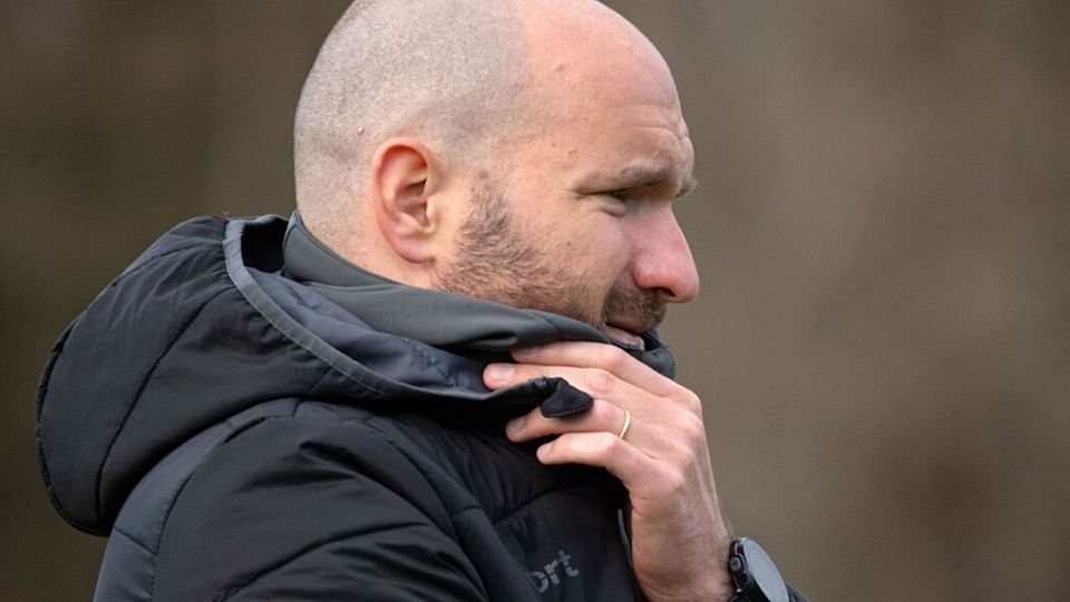 Warm anziehen müssen sich vermutlich die Gegner von DJK-Trainer Benjamin Gallmann.