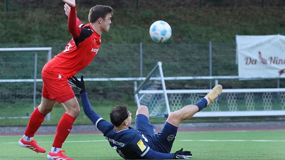 Gehörig ins Straucheln kam Hessenligist SV Hummetroth in den letzten vier Spielen des Fußballjahres 2025. Auch zum Jahresabschluss gegen RW Walldorf (links Marvin Redl) setzte es für Giuseppe Signorelli (am Boden) und seine Teamkameraden eine Niederlage.	Foto: Herbert Krämer