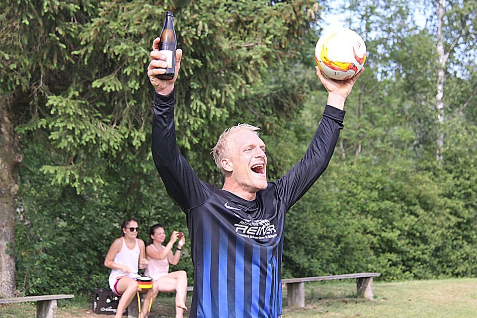Feierbiest und Torhüterschreck. Drei Meisterschaften konnte Dominik Bröll in den letzten Jahren mit dem SV Erlingen und dem TSV Fischach erringen.