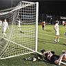 Der Ball zappelt im Uzwiler Netz, soeben hat WBs Gabriel Di Battista zum 2:1 getroffen