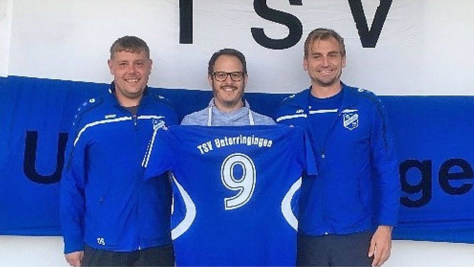 Neuzugänge beim TSV Unterringingen (von links): Zweiter Vorsitzender Daniel Schüle, Trainer Torsten Kitzinger, Abteilungsleiter Jens Schmidt.  Foto: TSV/Izsó