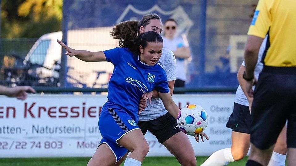 Nicht zu bremsen: Ronja Buttstedt (blau), hier im Zweikampf mit Miriam Duscher, erzielte zwei Treffer – einmal vom Elfmeterpunkt, einmal direkt neben der Eckfahne.