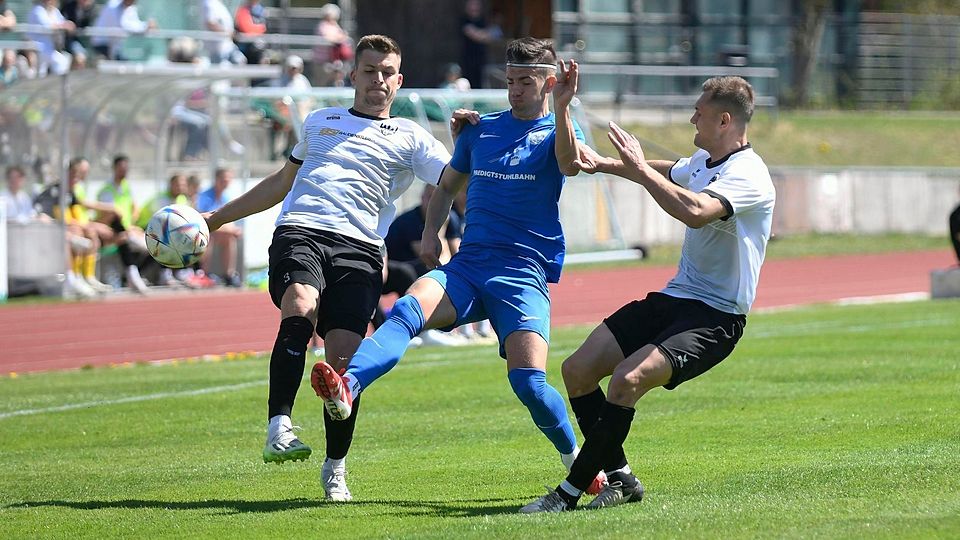 Einige Probleme hatten die Geretsrieder um Christian Wiedenhofer (li.) und Srdan Ivkovic (re.) phasenweise mit den Freilassingern und mussten sich am Ende mit einem 2:2-Remis begnügen.