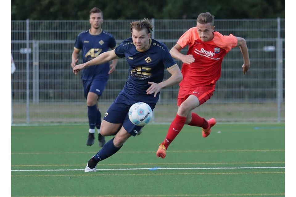 Der VfL Michelstadt um Maximilian Rieker (vorne) patzen, Merlin Lampert (hinten) und die SSV Brensbach bauen so den Vorsprung ganz oben aus. 