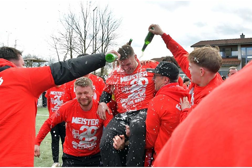 Trainer Ralf Ripperger wurde nach dem Aufstieg im vergangenen Jahr mit reichlich Bier geduscht. Der Übungsleiter bleibt dem FC auch über die laufende Saison hinaus erhalten. Gemeinsam verfolgt man ambitionierte Ziele.	Archivfoto: Dagmar Jährling