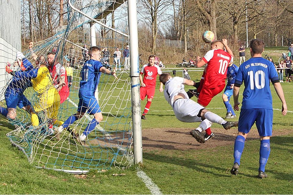Selbst diese turbulente Szene in der letzten Minute brachte nicht den Ausgleich für den FC Königsbrunn (rote Trikots) gegen Hiltenfingen. 
