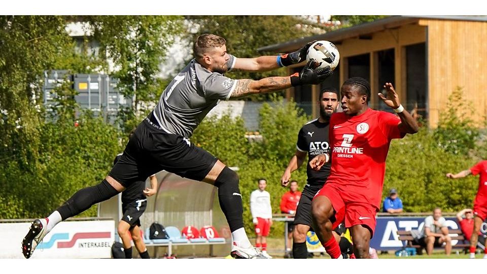 Spektakuläre Rettung: Torhüter Fabian Engelhard (l.) vom FSV Braunfels klärt in dieser Szene vor Kodjo Samson Olympio von der SG Kinzenbach, am Ende heißt es aber 0:2 aus Sicht der Schlossstädter. © Isabel Althof