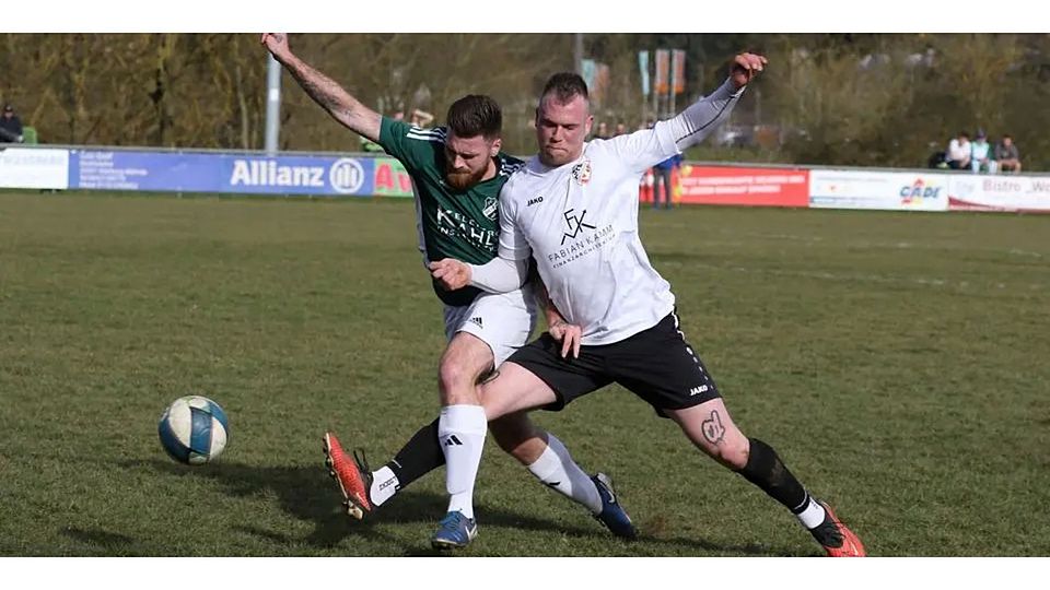 Auswärtssieg auf miserablem Platz: Jannis Lüftner (rechts; hier im harten Zweikampf mit Lukas Weber) erzielt im Spiel beim FV Wehrda den 2:1-Führungstreffer für die SG Silberg/Eisenhausen. © Jens Schmidt