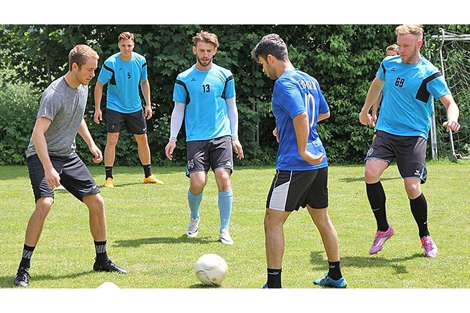 Die erste Trainingseinheit für das Unternehmen Landesliga: Tempo und Intensität werden für die Spieler des SV Cosmos Aystetten in den nächsten Wochen zunehmen.  Foto: Tobias Karrer