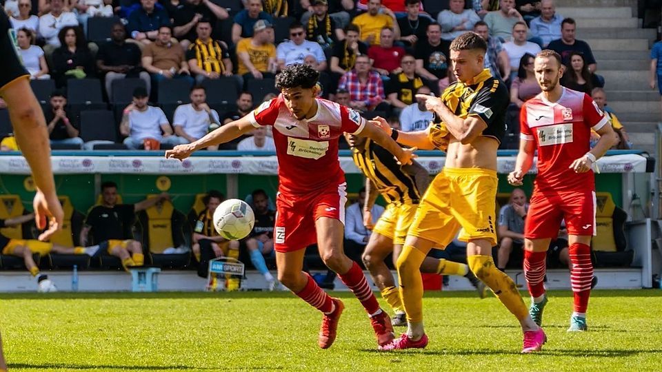 Aydogan (am Ball), hier noch im Trikot von RW Ahlen.