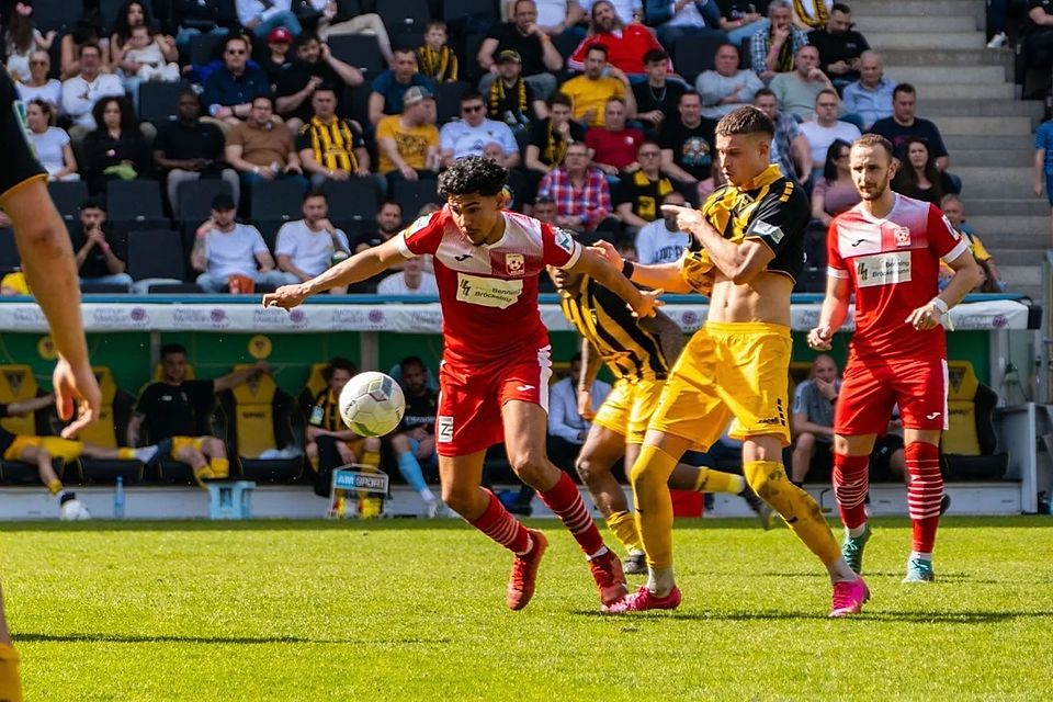 Aydogan (am Ball), hier noch im Trikot von RW Ahlen.