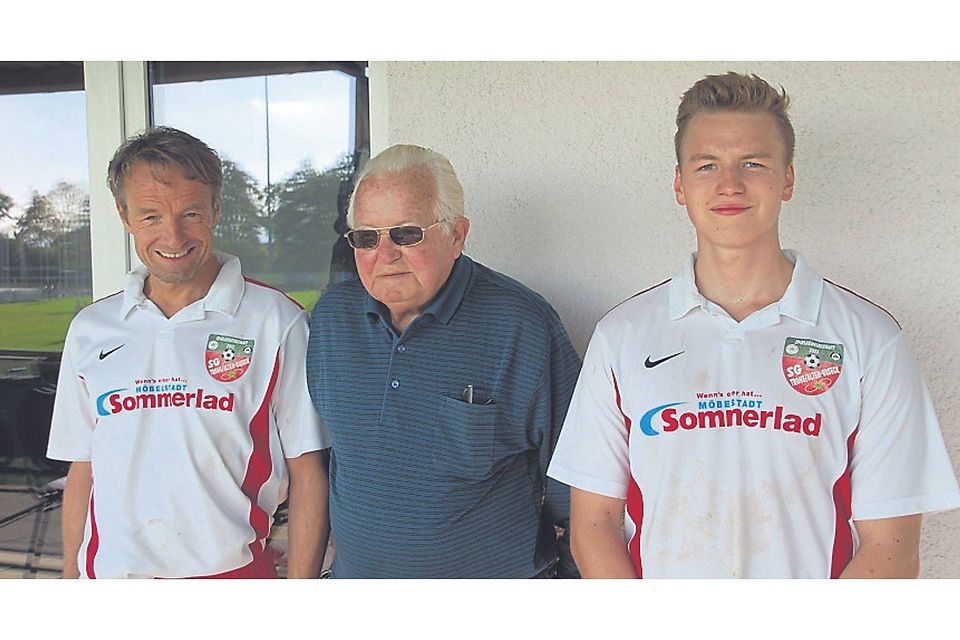 Bei Familie Leidner (von links: Frank Leidner, Walter Leidner, Jonas Leidner) gehören Fußball und insbedsondere die SG Trohe/Alten-Buseck fest zum Leben dazu. 	Foto: Fink