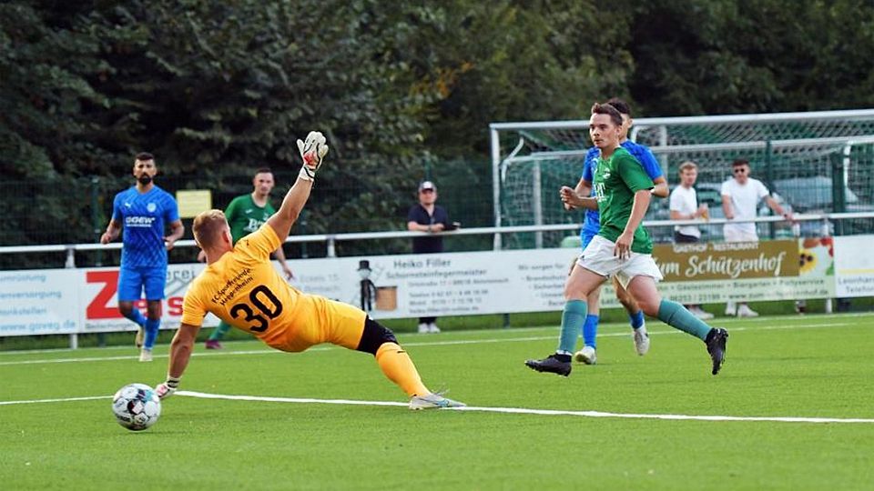 Das Hinspiel bei der KSG Mitlechtern hat der FC Sportfreunde Heppenheim (Torwart Tobias Schneider) mit 2:7 verloren. Das 3:0 hatte Gianluca Müller (rechts) erzielt. (Archiv)	Foto: Dagmar Jährling