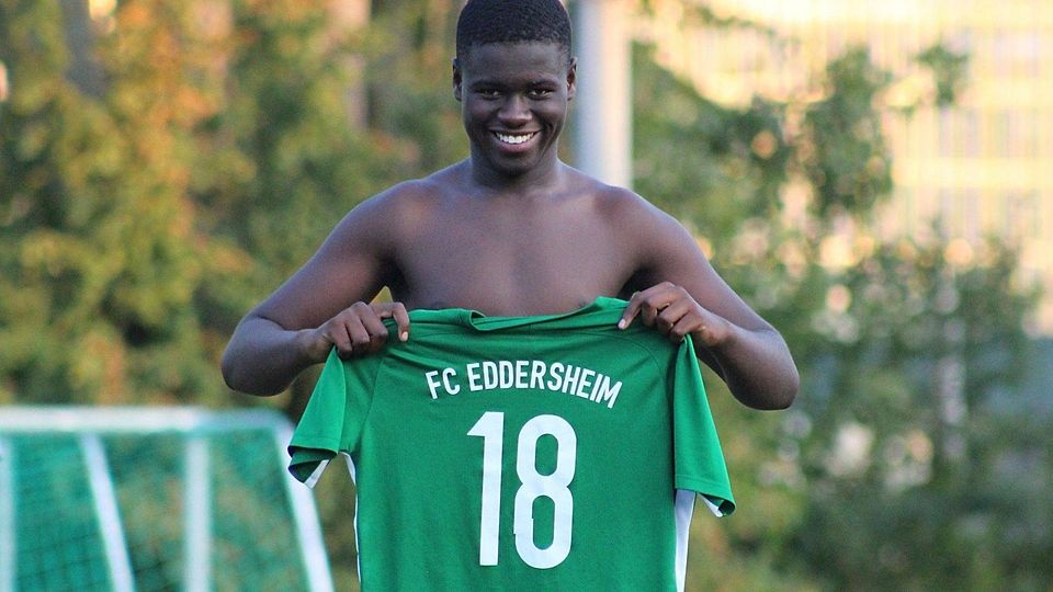 Eddersheims Neuzugang Denzel Jampe freut sich über den ersten Saisonsieg.