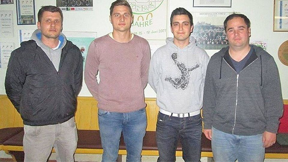 Sportlicher Leiter Michael Mugrauer (links) und Spartenchef Sebastian Schneider (rechts) präsentieren das neue TSV-Trainergespann Manuel Fensterer (Zweiter von links) und Konstantinos Karagiannis.  Foto: Langer