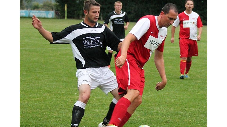 F: Gerhard Reidt Der FSV Allmuthshausen (rot-weiße Trikots) verpasste wie im Vorjahr erneut knapp den Titel des A-Liga-Kreismeisters.