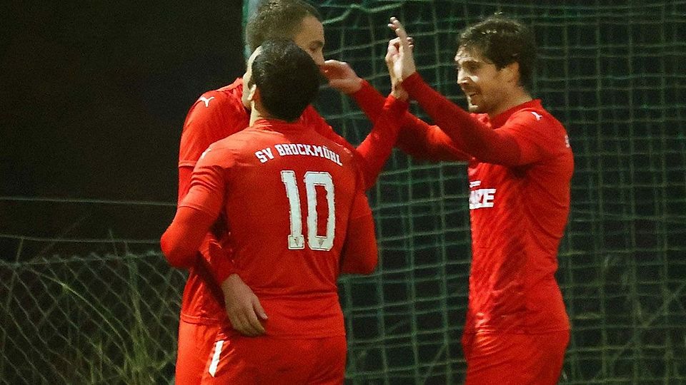 Erleichterung pur: Der SV Bruckmühl gewann mit 1:0 gegen Dorfen.