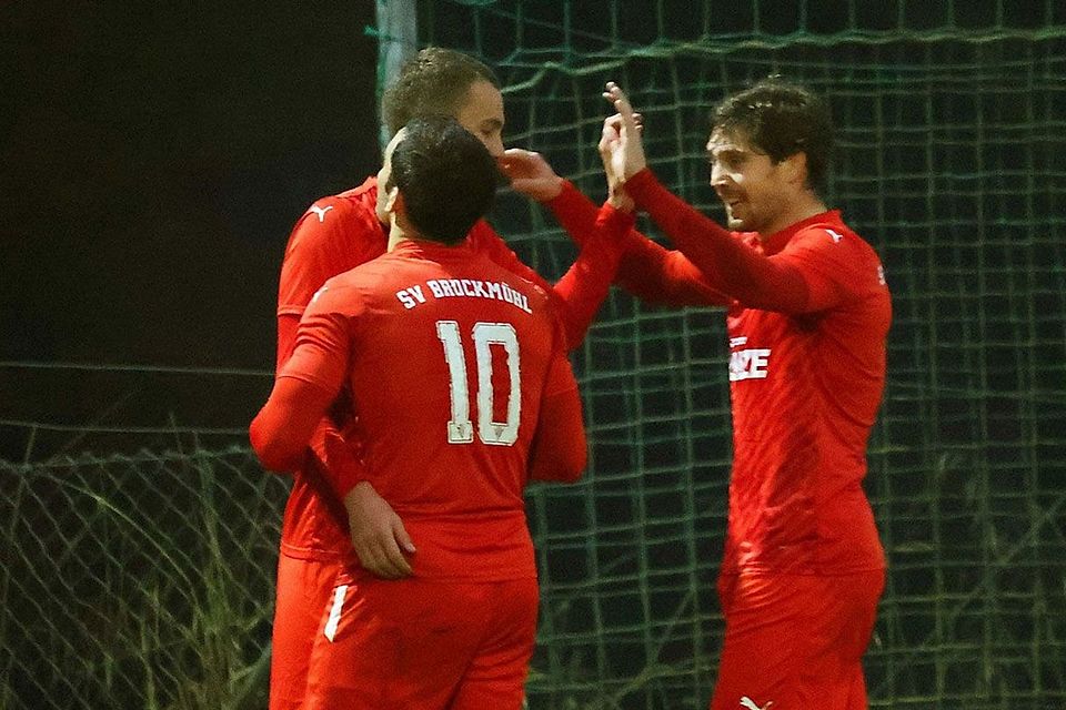 Erleichterung pur: Der SV Bruckmühl gewann mit 1:0 gegen Dorfen.