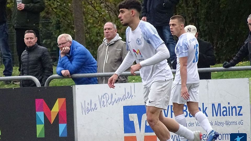 Die Gonsenheimer um Burak Karakaya und Max Klein (v.l.) haderten mit der Punkteteilung in Mechtersheim.