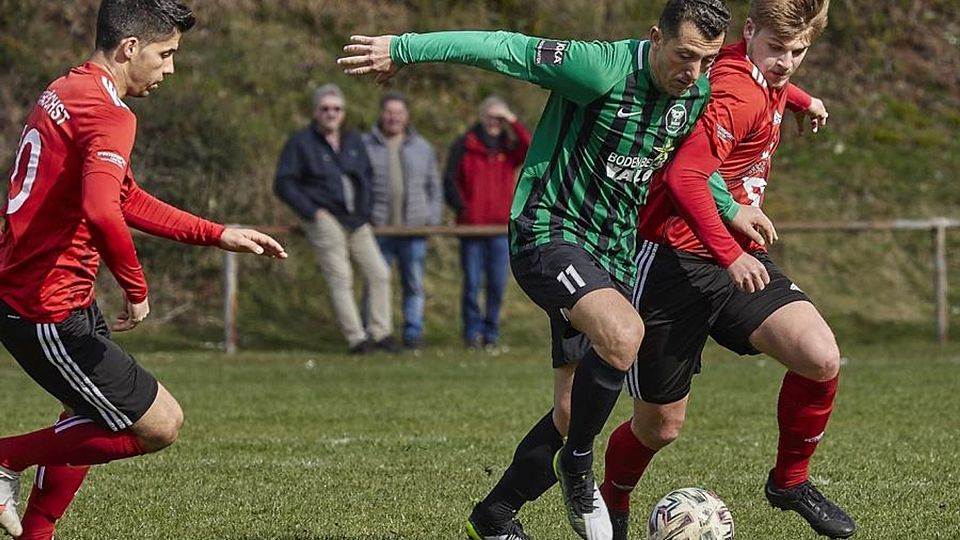 Daniel Simoes (links) und Lars Becker (rechts) erzielen beim 2:0-Heimsieg des Gruppenligisten TSV Höchst gegen Eintracht Bürstadt um Besim Reka (Mitte) die Treffer. 	