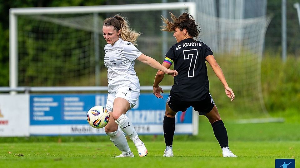 Der FC Ruderting II um Stürmerin Julia Müller (am Ball) möchte am Samstag den zweiten Sieg der Saison einfahren.