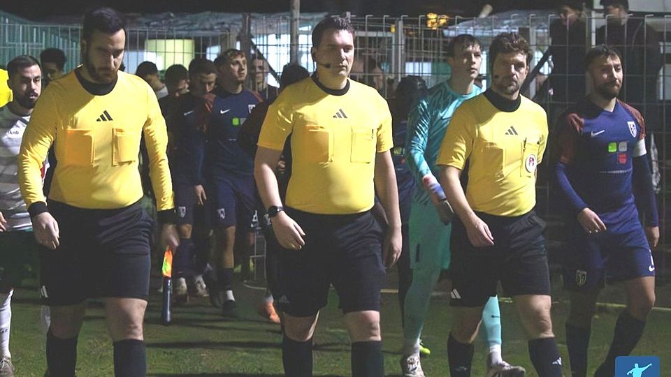 Berliner Schiedrichter Gespann vor Berlin-Liga Spiel