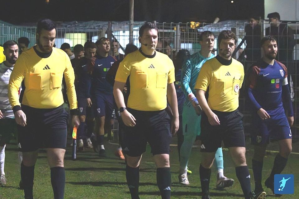 Berliner Schiedrichter Gespann vor Berlin-Liga Spiel