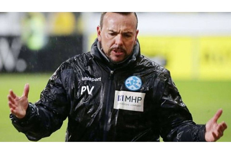 In Kassel stand Kickers-Trainer Paco Vaz im Regen – und sein Team ging mit 0:3 unter. Foto: Pressefoto Baumann
