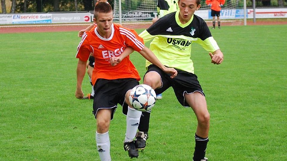 Einen harten Kampf lieferten sich die Teams aus Osterhofen (in orange) und Obergessenbach. F: Nagl