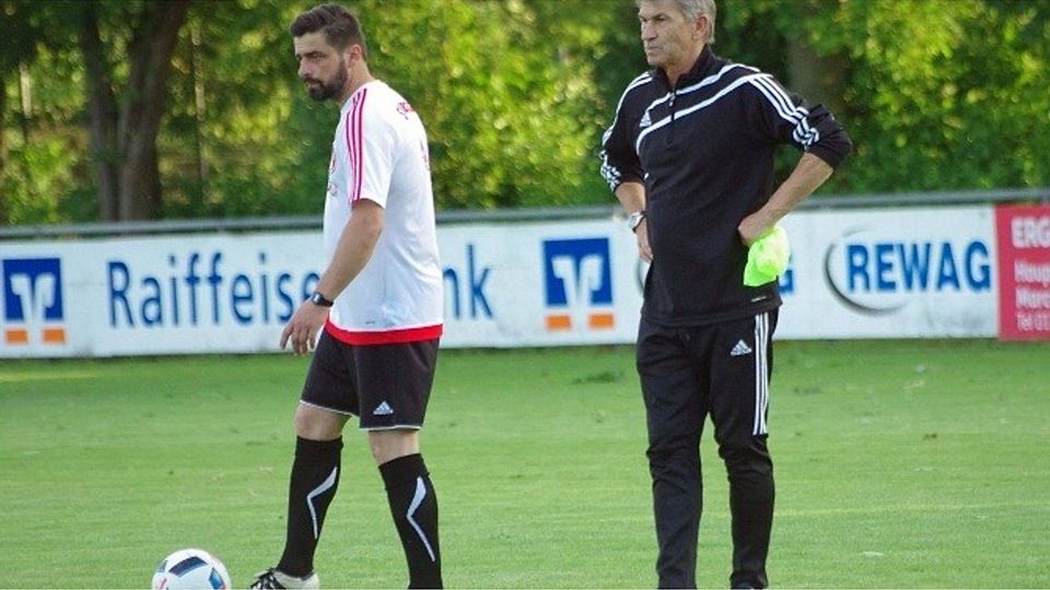 Bald streift Thomas Semmelmann (l.) wieder die Trainingsklamotten über. Von Weltmeister Klaus Augenthaler hat er sich einiges abschauen können. Ab Sommer können davon die Spieler des VfB Bach profitieren. Foto: lst