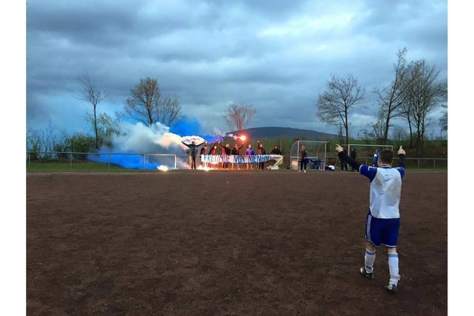 Plattener Fans feiern schon mal standesgemäß mit blau-weißem Rauch am Spielfeldrand. Foto: Ingo Herges