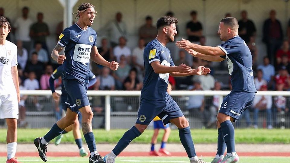 Ahmet Dogan (Mitte) jubelt mit Nikola Mladenovic über seinen ersten Treffer im Trikot des SV Hummetroth. Victor Vinicius Silva de Oliveira (links) freut sich mit. (Archiv)	Foto: Joaquim Ferreira