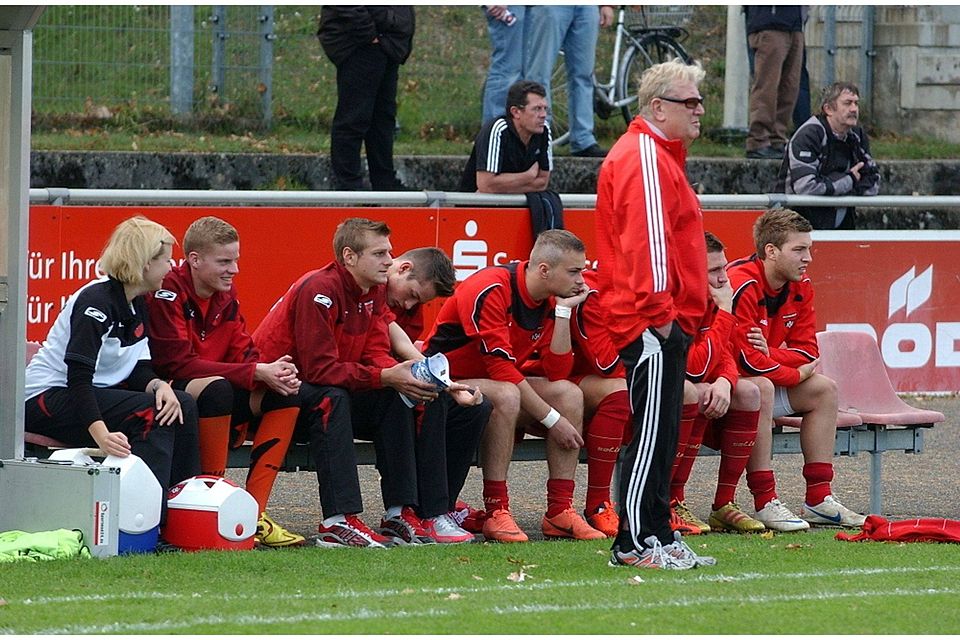 ASV Trainer Hock (stehend) war mit seinem Team nicht zufrieden.  Foto: Meier