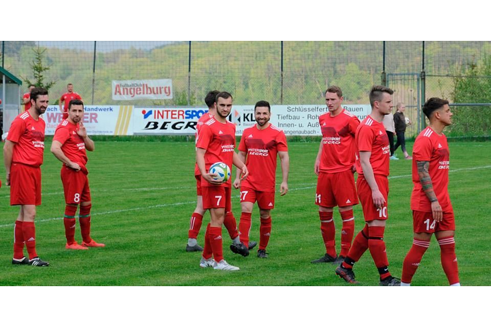  Elias Interthal (mit Ball) trägt wieder das Trikot des FC Angelburg, was nicht nur Tazim Turp (rechts) freut. (© Jens Kauer) 