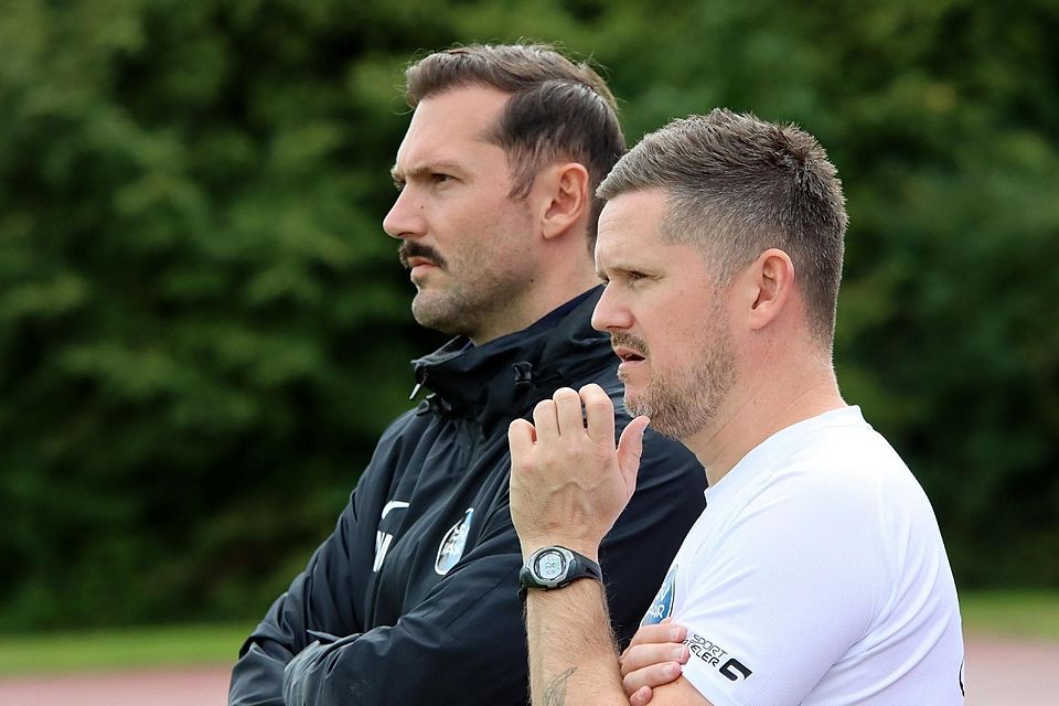 Ernste Mienen: Trainer David Dechamps (r.) und der verletzte Spielertrainer Dominik Mooser. Ernste Mienen: Trainer David Dechamps (r.) und der verletzte Spielertrainer Dominik Mooser.