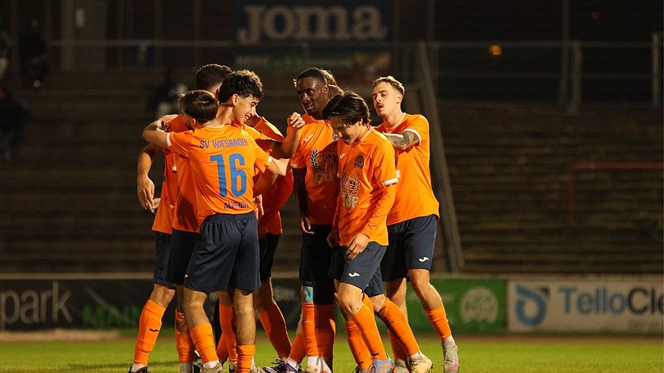 Der SV Wiesbaden bejubelt den Derbysieg gegen Biebrich. 