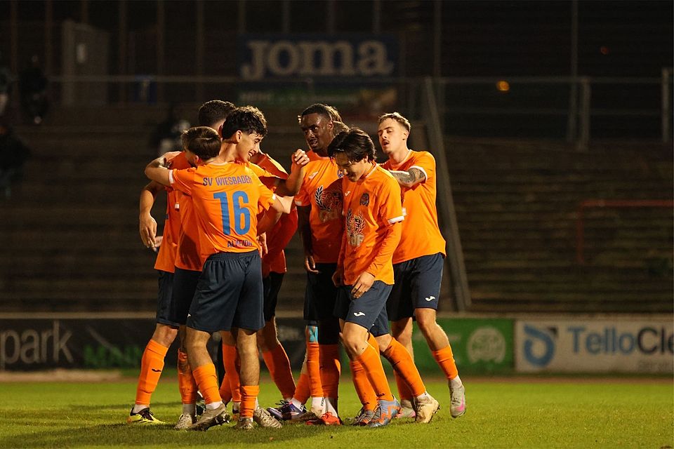 Der SV Wiesbaden bejubelt den Derbysieg gegen Biebrich. Der SV Wiesbaden bejubelt den Derbysieg gegen Biebrich.