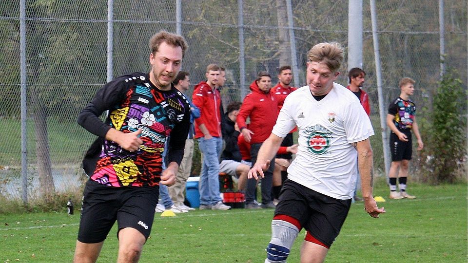 Auf dem Weg zum 4:0: Ascholdings Kilian Kranz (li.) setzt sich gegen Oliver Wegner durch und trifft.