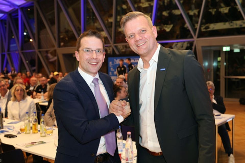 BFV-Boss Dr. Christoph Kern (li.) gratuliert Harald Haase zur Wiederwahl BFV-Boss Dr. Christoph Kern (li.) gratuliert Harald Haase zur Wiederwahl