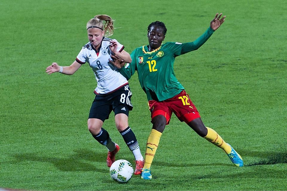 Erster Auftritt im Trikot der Nationalmannschaft bei der Weltmeisterschaft im Nahen Osten: In der Partie gegen Kamerun wurde Kristin Kögel (links) eingewechselt.          Foto: Martin Meier