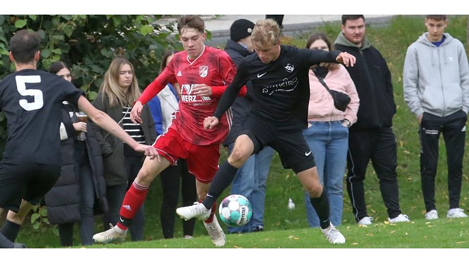  Die SGAES gewinnt in Storndorf gegen die SG Schwalmtal mit 3:1. Hier behauptet Gästeakteur Daniel Lerch (rechts) den Ball vor Jan Stumpf. Foto: Luca Raab © Luca Raab 